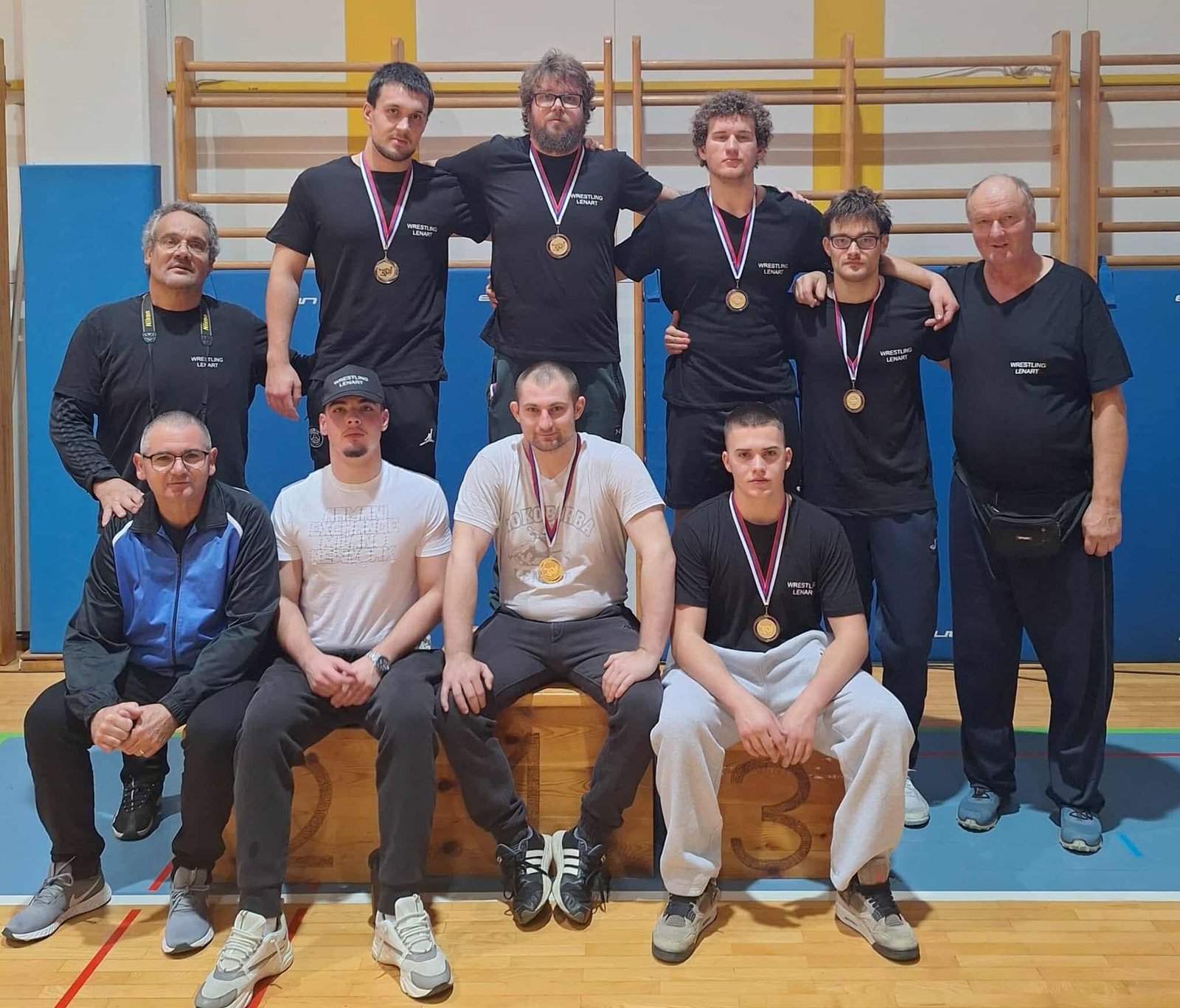 Ekipa Rokoborskega kluba Lenart z medaljami v telovadnici