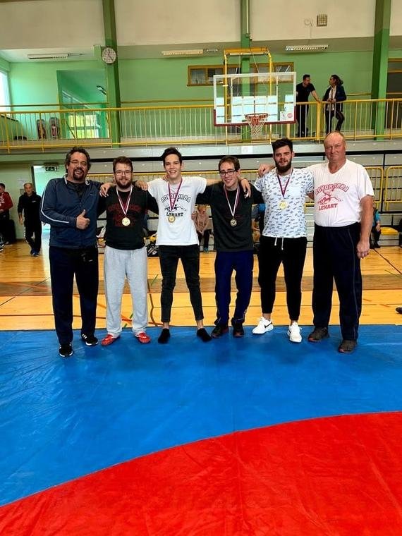 Mlajši tekmovalci z medaljami